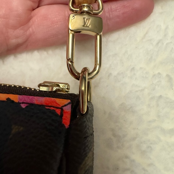 Louis Vuitton RARE Roses Pochette Accessories in like new condition - Picture 2 of 11